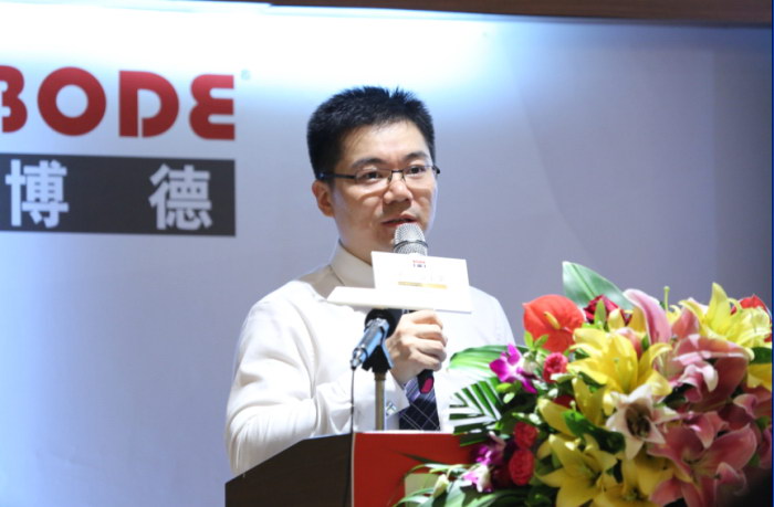8蜜桃视频网站入口事业部总经理秦海胜作全面的销售数据分析，并提出本次活动的优惠政策和下半年的计划.jpg
