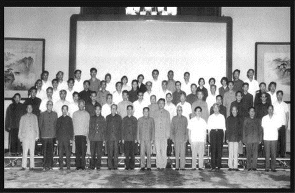1977年8月，邓小平与参加科学和教育工作座谈会的科教工作者代表合影（三排座二为温元凯）